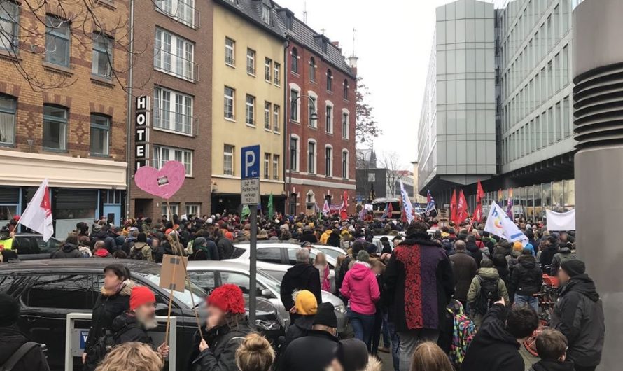 2000 Demonstrant*innen gegen 60 Nazis in Kölner Innenstadt