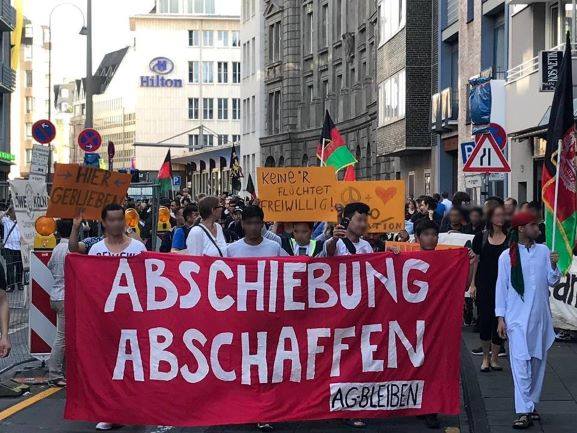 Titel-Foto von Demonstration mit Fronttransparent "Abschiebung Abschaffen"