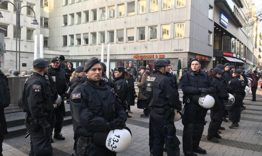 Kölner Polizei blockiert rechtsextremen Infostand