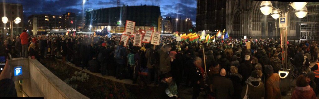 Foto von mehreren tausend Menschen auf dem Roncalliplatz vor dem Kölner Dom