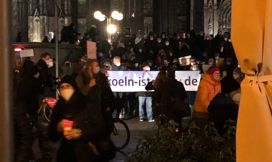 Montagsdemo – Hitlergrüßer augenscheinlich vom Demobeginn an in der ersten Reihe von „Köln ist aktiv“